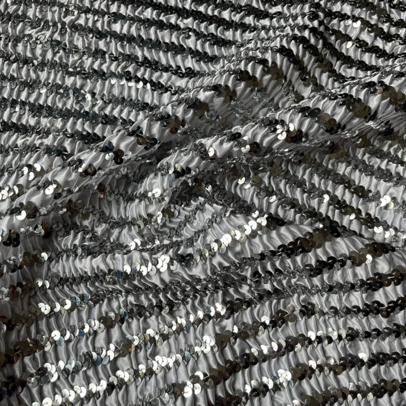 Παγιέτα Ελαστική σε Σατέν Πλισέ – Λευκό με Ασημί