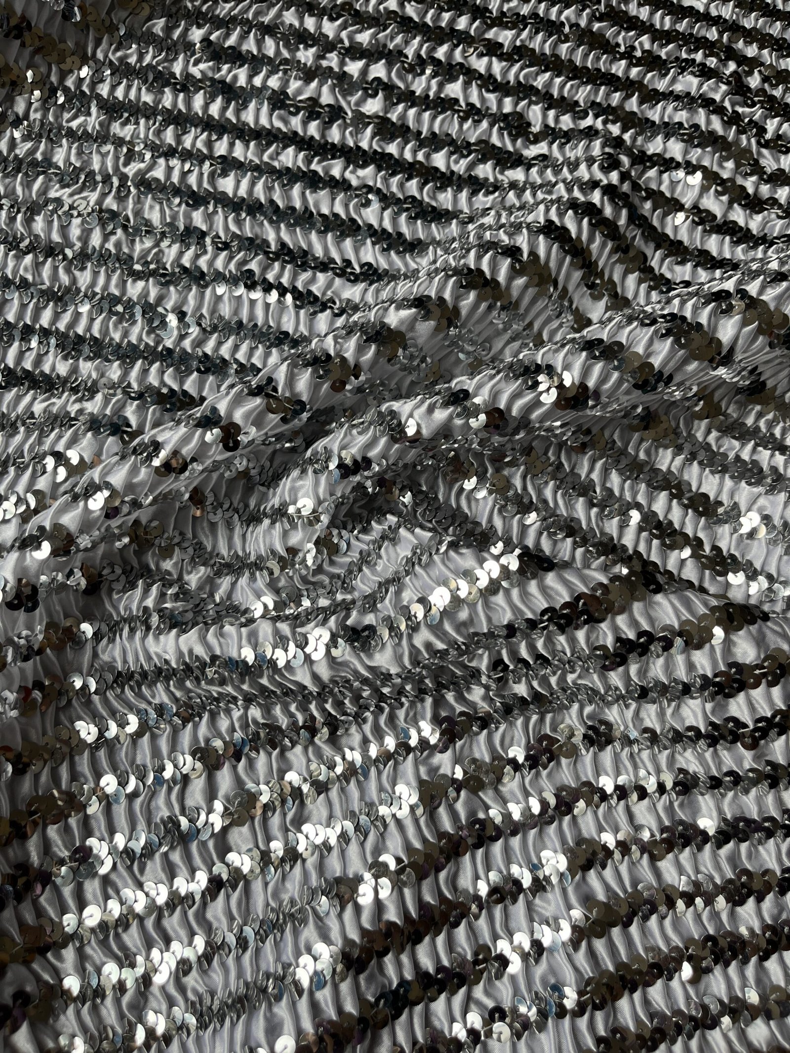 Παγιέτα Ελαστική σε Σατέν Πλισέ – Λευκό με Ασημί