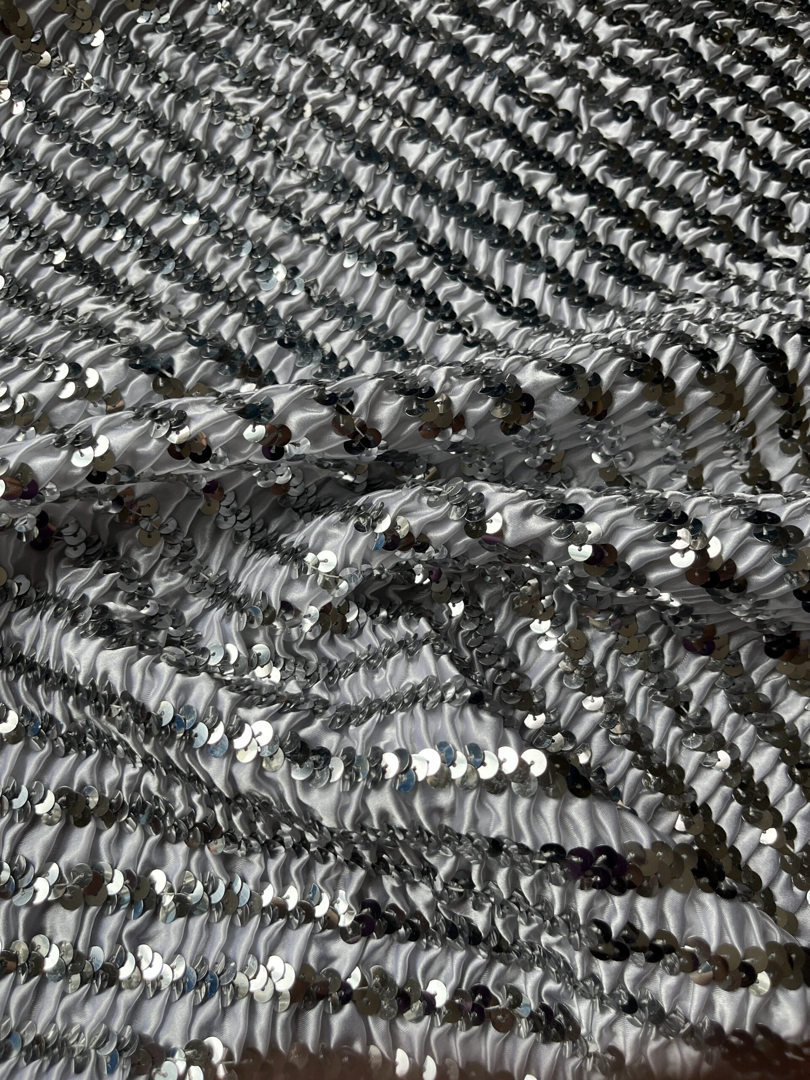 Παγιέτα Ελαστική σε Σατέν Πλισέ – Λευκό με Ασημί - Image 2