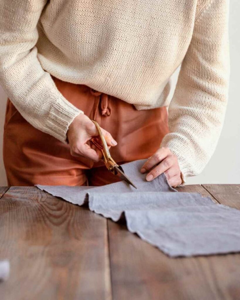 Ανακάλυψε τη χαρά του DIY ραψίματος! Μάθε πώς να ξεκινήσεις, ποια υλικά χρειάζεσαι και γιατί αξίζει να δημιουργείς τα δικά σου ρούχα και υφασμάτινα projects με στυλ και φαντασία.