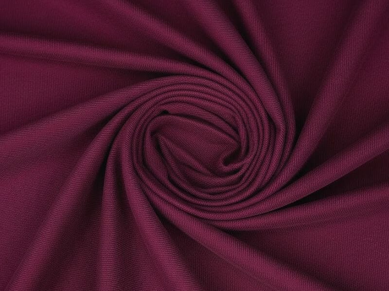 Με ένα κοτλέ ύφασμα, ειδικά αν είναι ελαστικό και λεπτόρριγο, οι επιλογές σου είναι απίστευτα στιλάτες! Σκέψου να ράψεις μια παιχνιδιάρικη mini φούστα σε γραμμή Α με κουμπιά, ιδανική για να τη συνδυάσεις με χοντρά οπάκ καλσόν και πλεκτά το χειμώνα. Μπορείς επίσης να δημιουργήσεις μια midi φούστα pencil ή A-line για πιο κομψές εμφανίσεις, ή ακόμα και μια χαριτωμένη φούστα-σαλοπέτα (pinafore) που θα φοριέται πάνω από ζιβάγκο ή πουκάμισα για ένα πιο casual chic look.