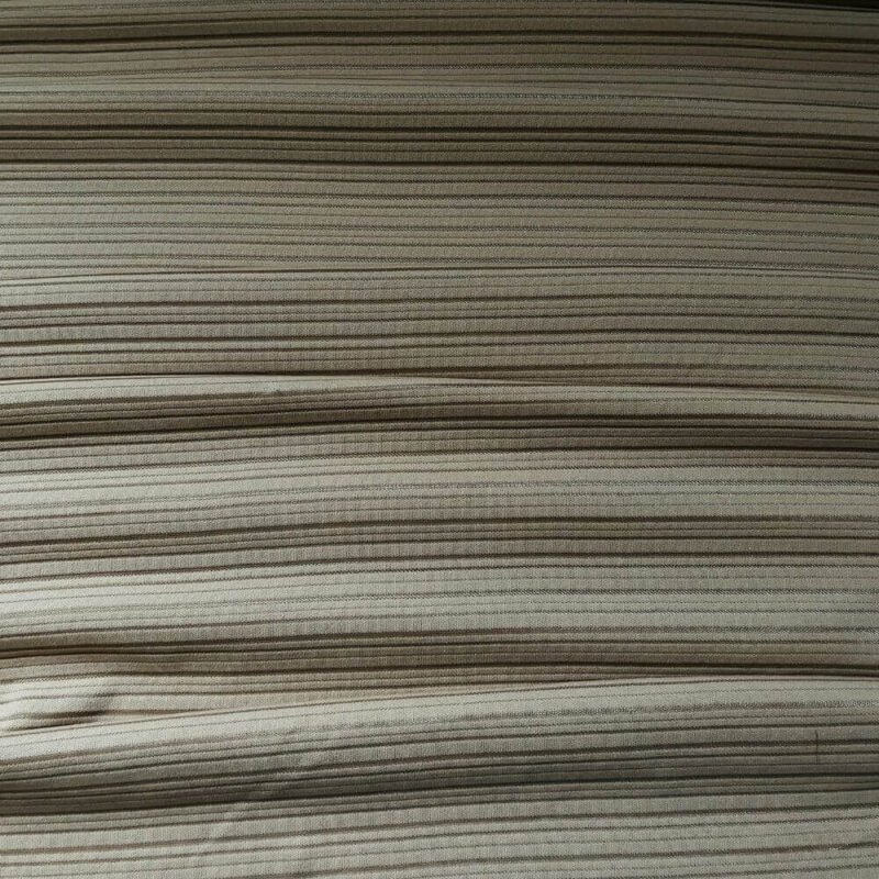 Το Ζερσεϊ Ριγέ είναι ένα εξαιρετικά ποιοτικό και ευέλικτο ύφασμα που συνδυάζει την άνεση του φυσικού βαμβακιού με την λειτουργική ελαστικότητα της ελαστάνης. Με πλάτος 1.50 μέτρα, αυτό το μοντέρνο ύφασμα προσφέρει απεριόριστες δυνατότητες για δημιουργικές ραπτικές κατασκευές και επαγγελματικές σχεδιάσεις.