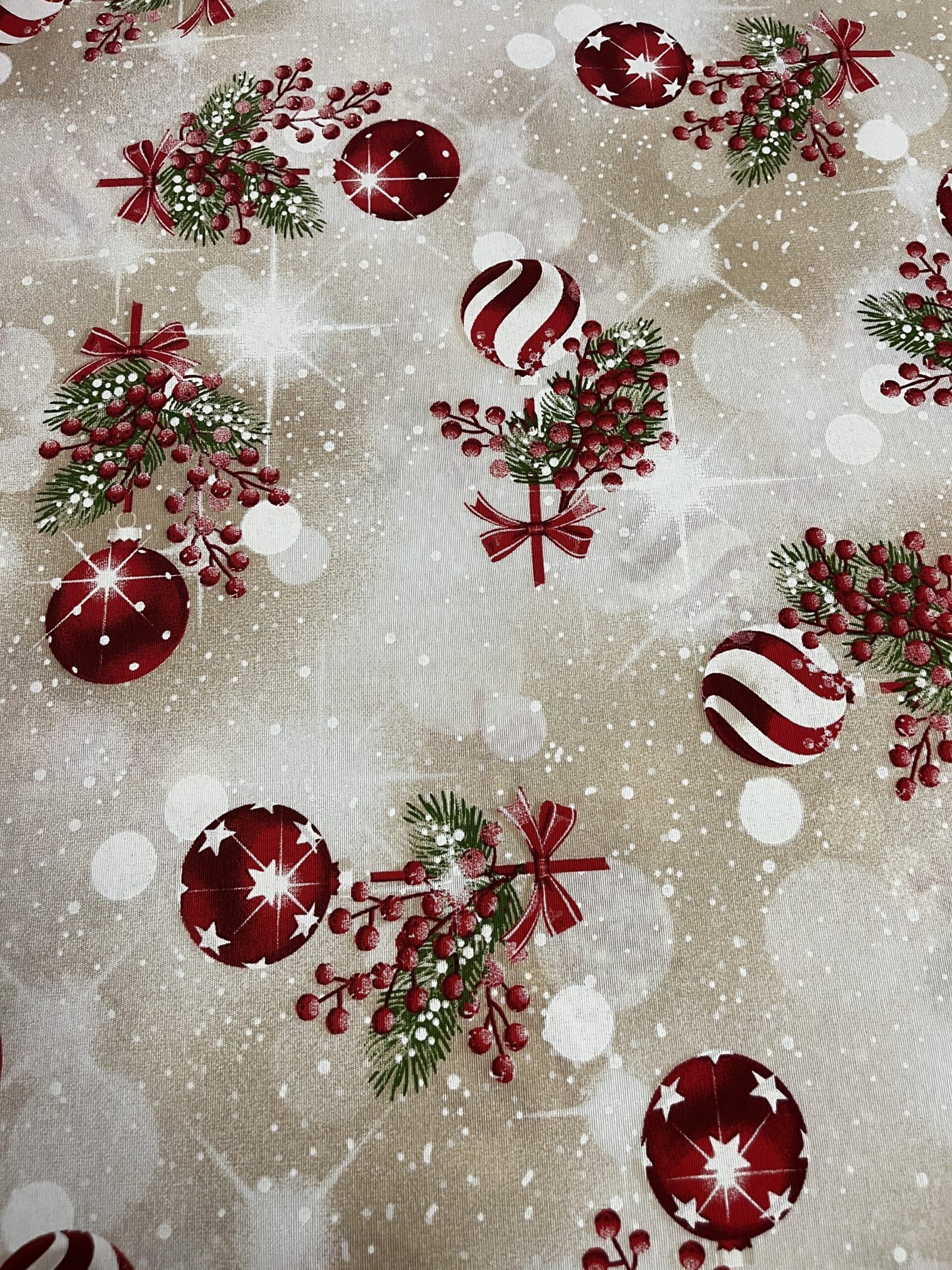 Λεπτό καραβόπανο – Λαμπερά Κόκκινα Στολίδια - Μπεζ βάση - Image 2