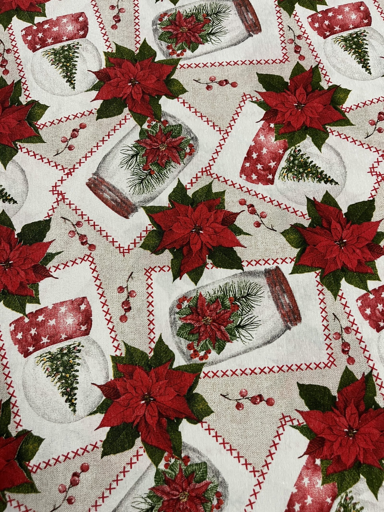 Λεπτό καραβόπανο – Κόκκινα Χριστουγεννιάτικα Λουλούδια & Χιονόμπαλες -Μπεζ βάση - Image 3