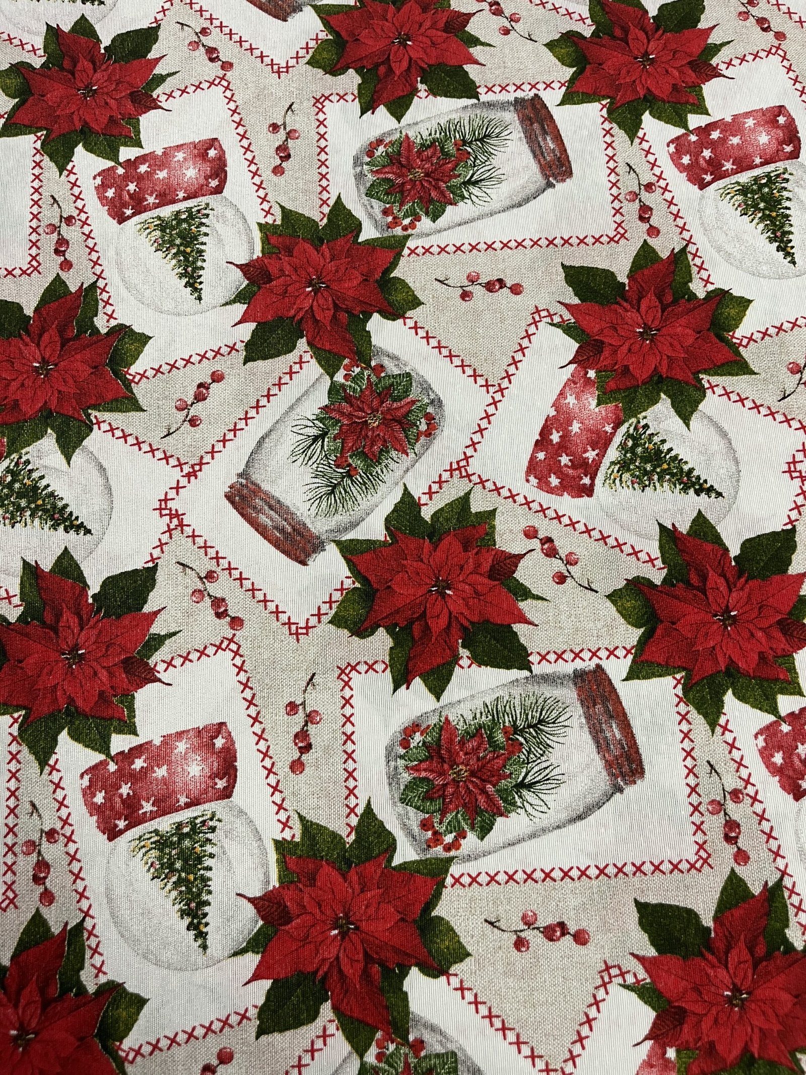 Λεπτό καραβόπανο – Κόκκινα Χριστουγεννιάτικα Λουλούδια & Χιονόμπαλες -Μπεζ βάση - Image 2